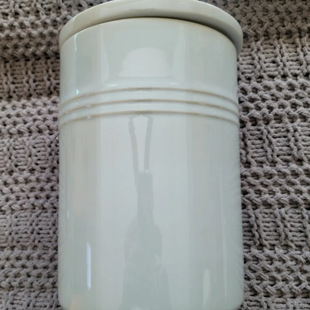 NWT Le Creuset 2.5 QT. Canister with Lid - Picture 1 of 4